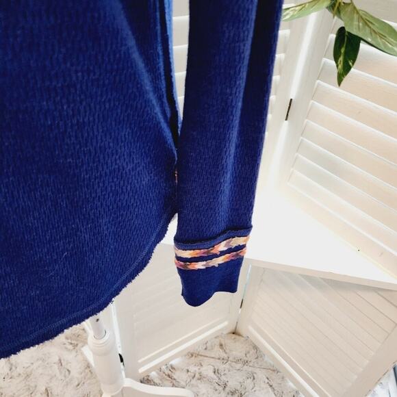 WE THE FREE BLUE 1/2 BUTTON DOWN WITH AZTEC ACCENTS SIZE SMALL - Picture 2 of 5